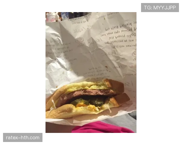 扎克拉文路边啃炸鸡，手表亮得比我整个月工资还耀眼